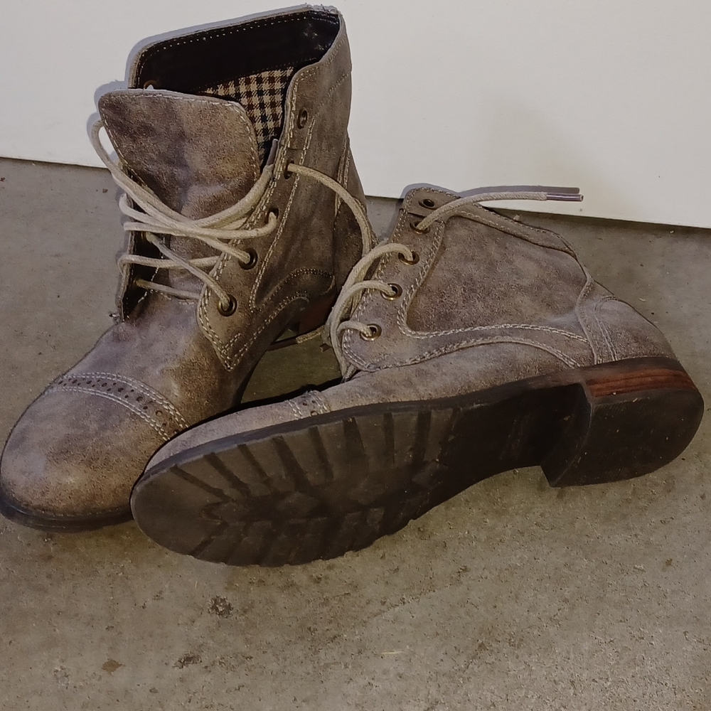 G.H. Bass & Co. Pamela Boots - Picture 9 of 9